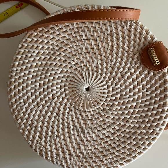 Cute Round Tan Woven Straw Crossover Purse. - Picture 2 of 16